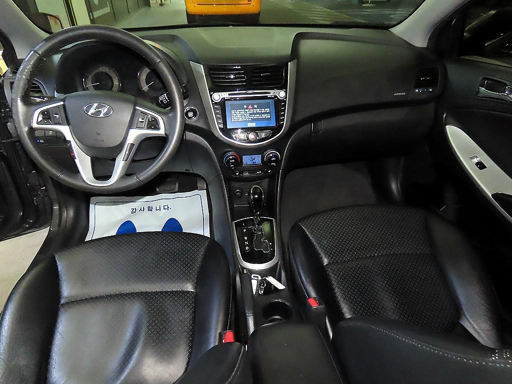 HYUNDAI Accent - Vista 12