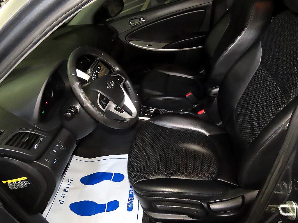 HYUNDAI Accent - Vista 8