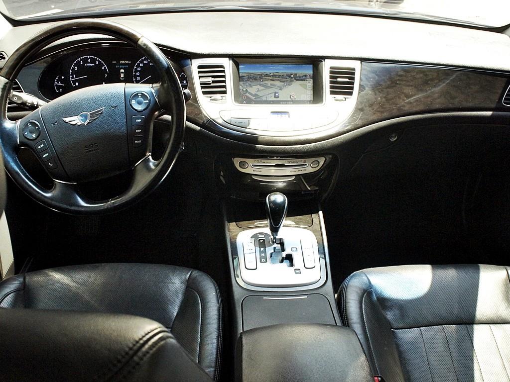 HYUNDAI Genesis - Vista 9