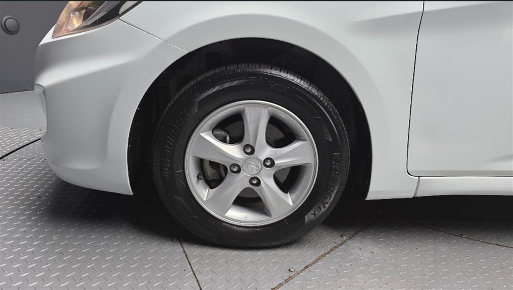 HYUNDAI Accent - Vista 7