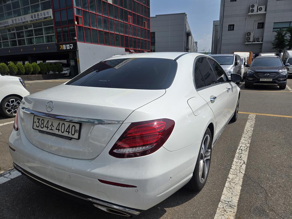 Mercedes Benz E class - Vista 3