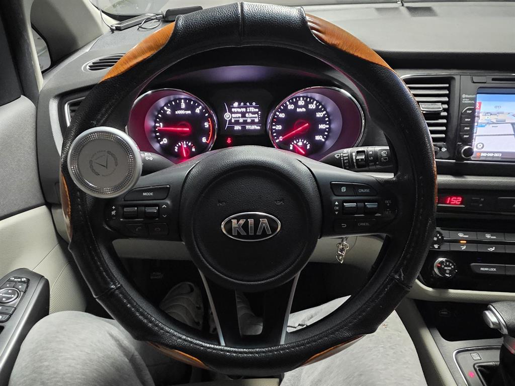 KIA Carnival - Vista 11