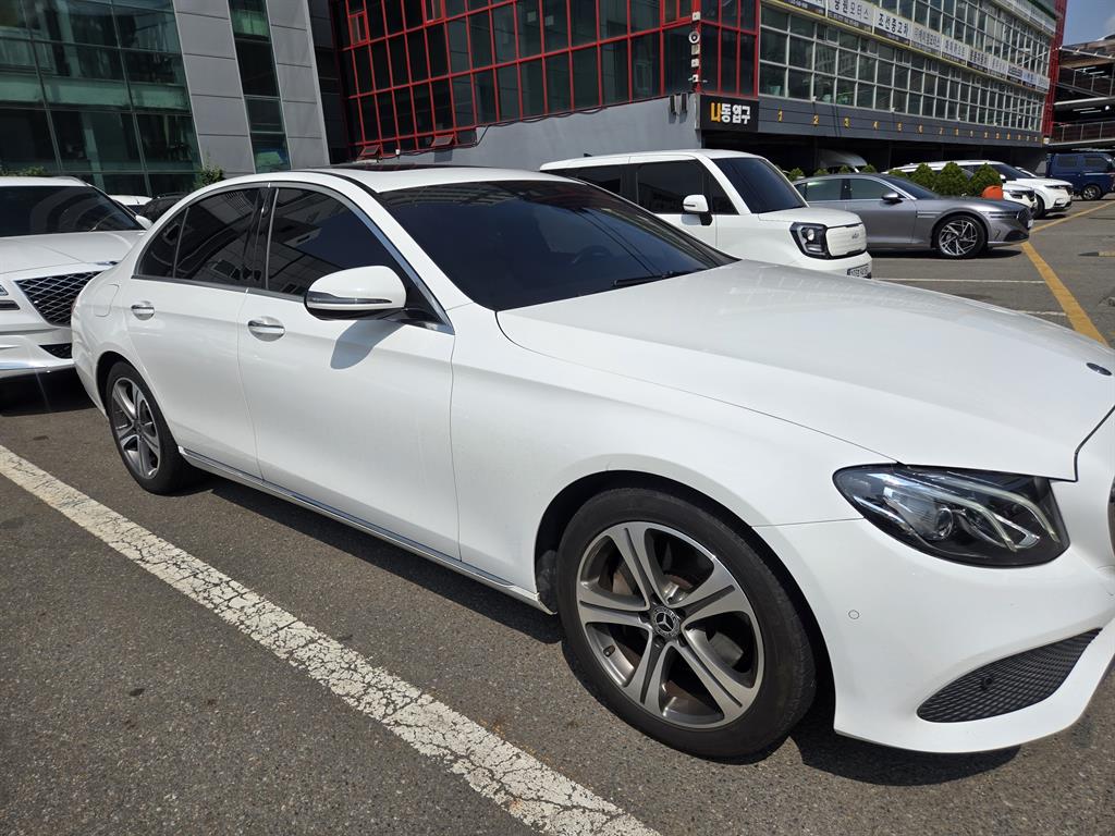 Mercedes Benz E class - Vista 2