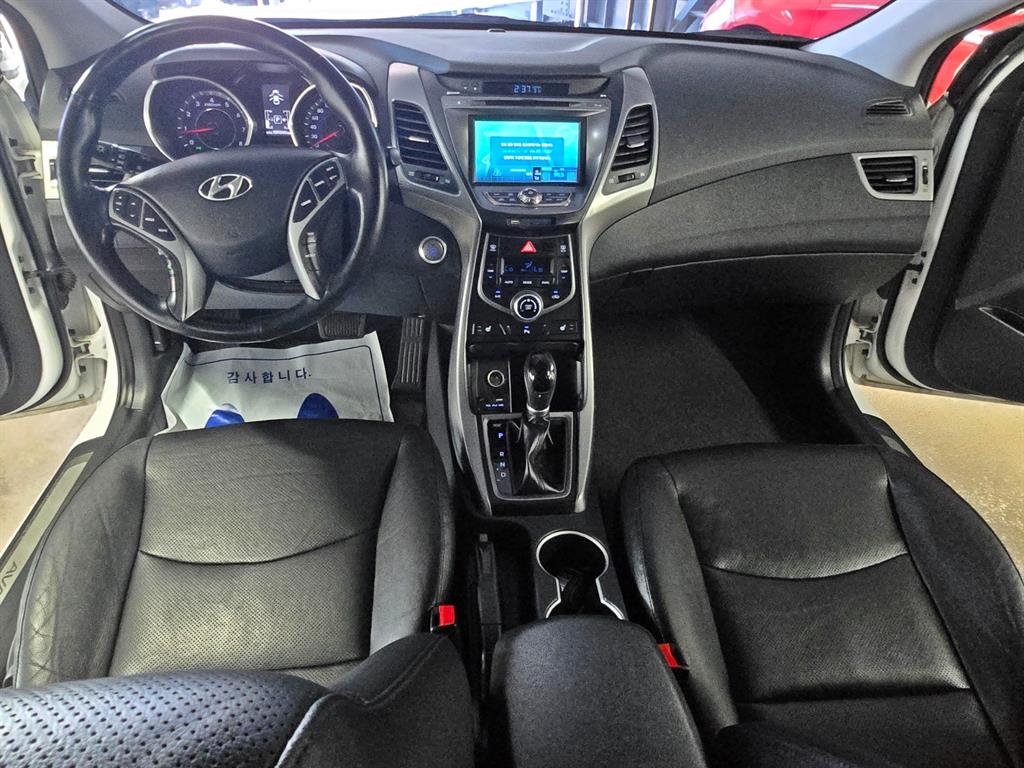 HYUNDAI Avante - Vista 10