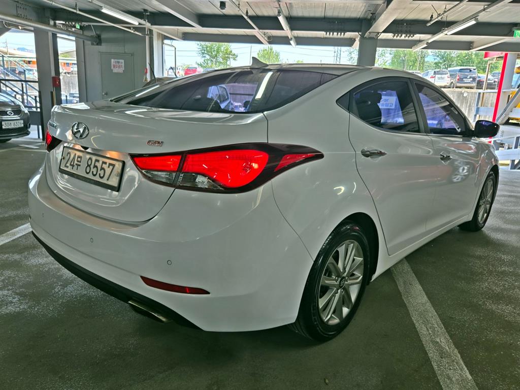 HYUNDAI Avante - Vista 2
