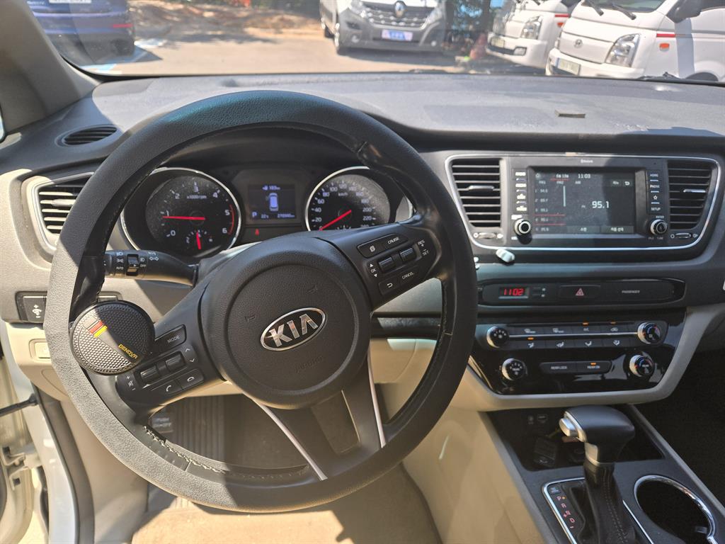 KIA Carnival - Vista 10
