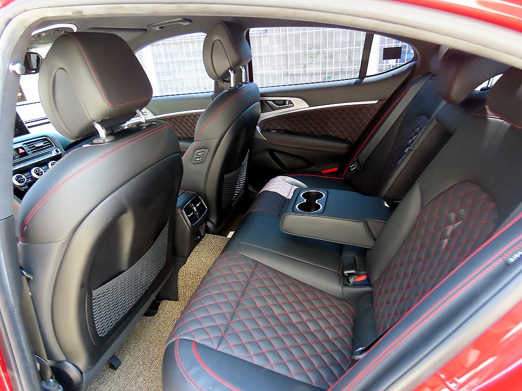 Genesis G70 - Vista 8