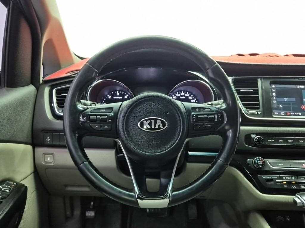 KIA Carnival - Vista 11