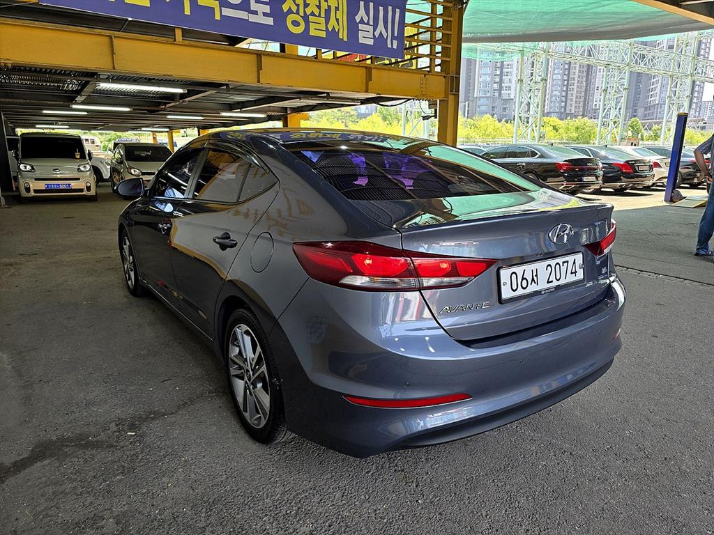 HYUNDAI Avante - Vista 9