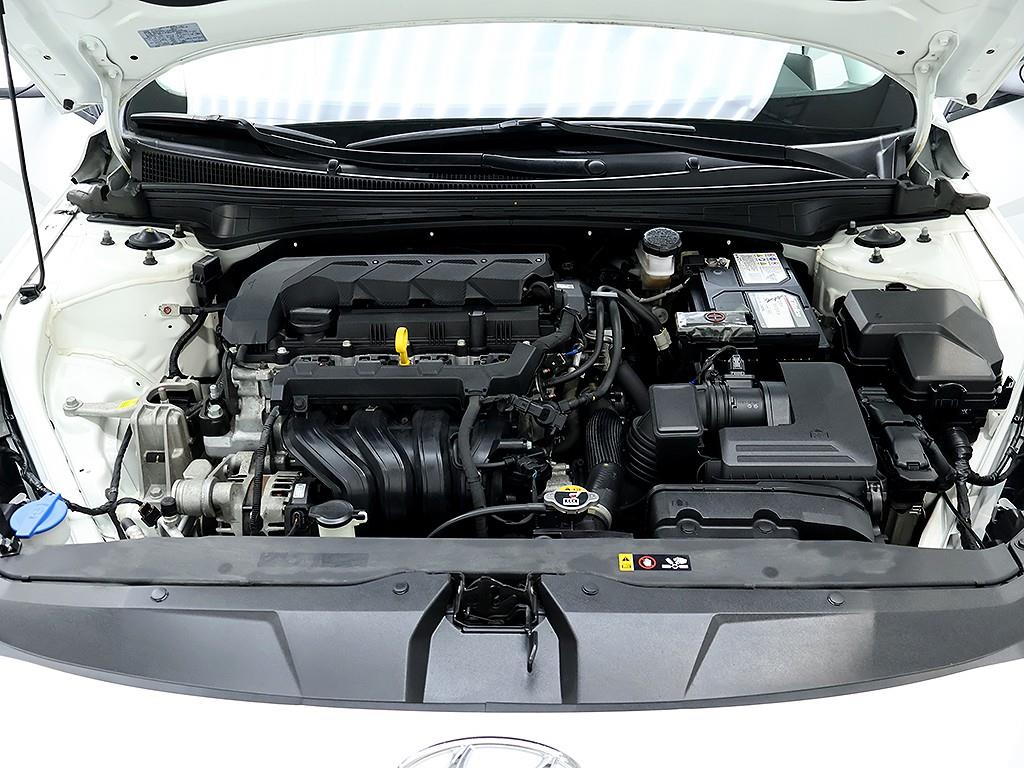 HYUNDAI Avante - Vista 9