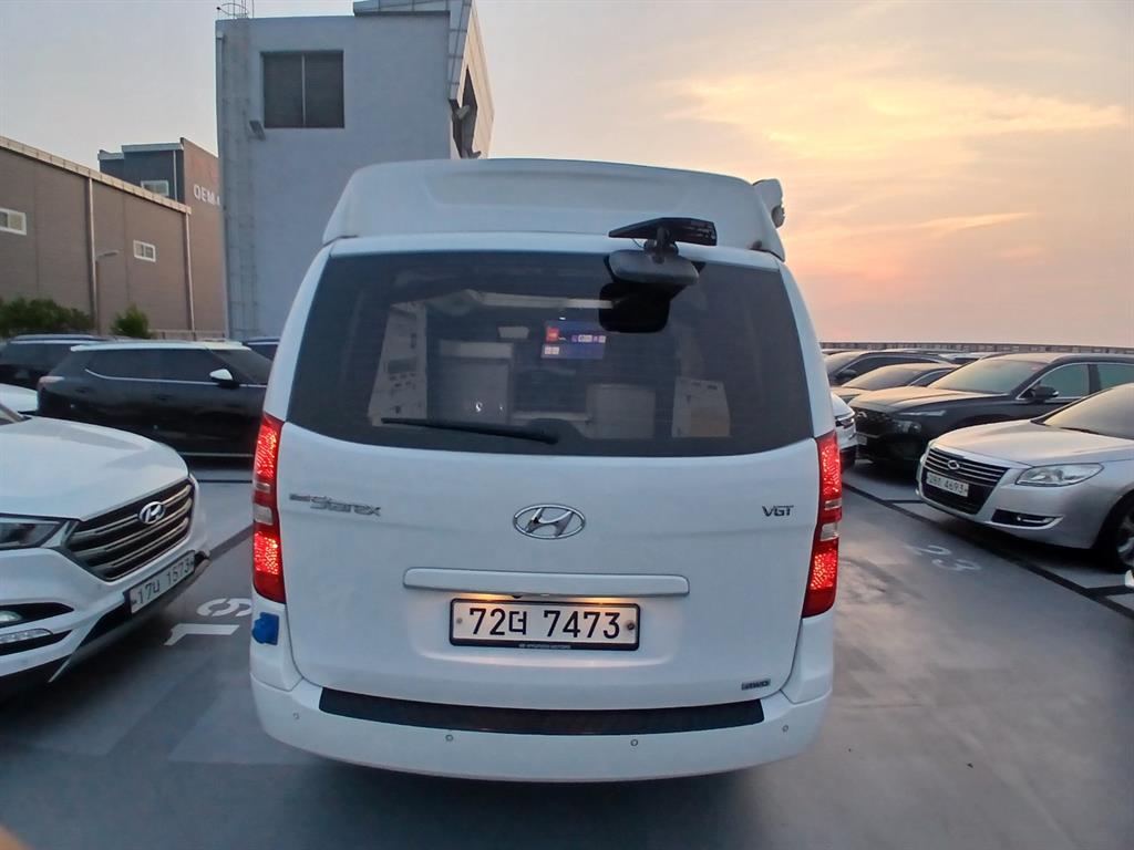HYUNDAI Starex - Vista 6