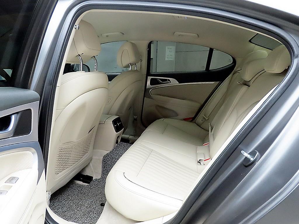 Genesis G70 - Vista 8