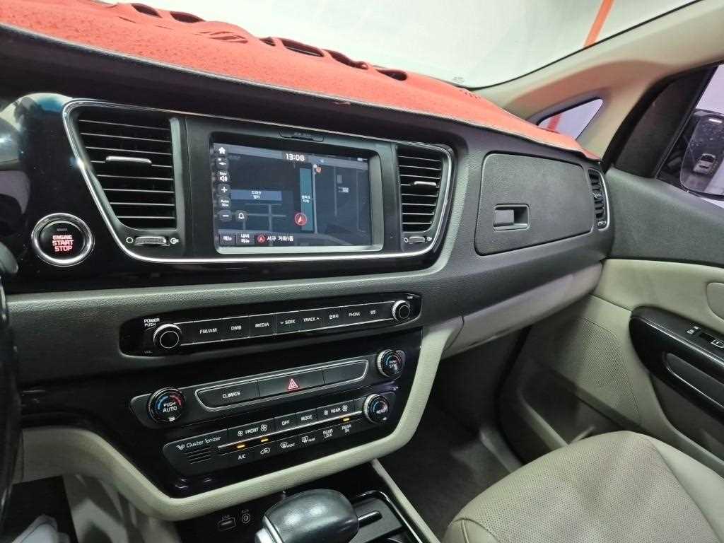 KIA Carnival - Vista 12