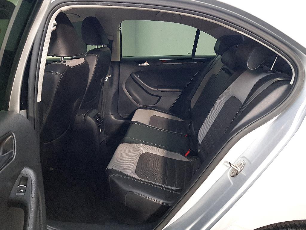 Volkswagen Jetta - Vista 11