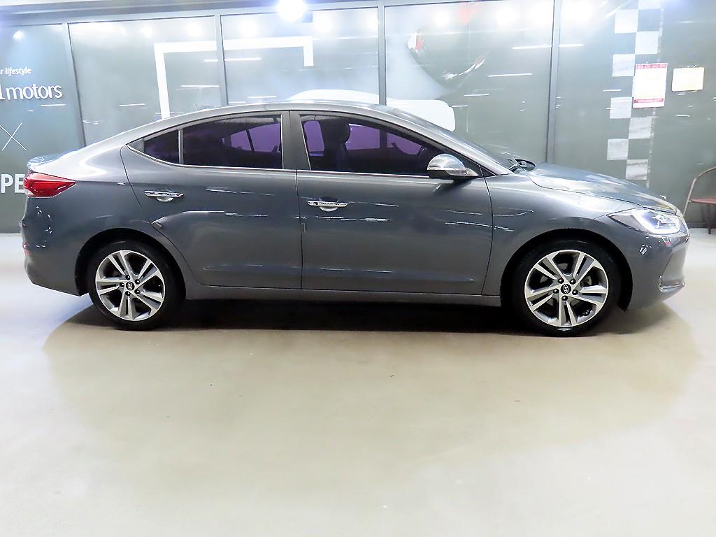 HYUNDAI Avante - Vista 3