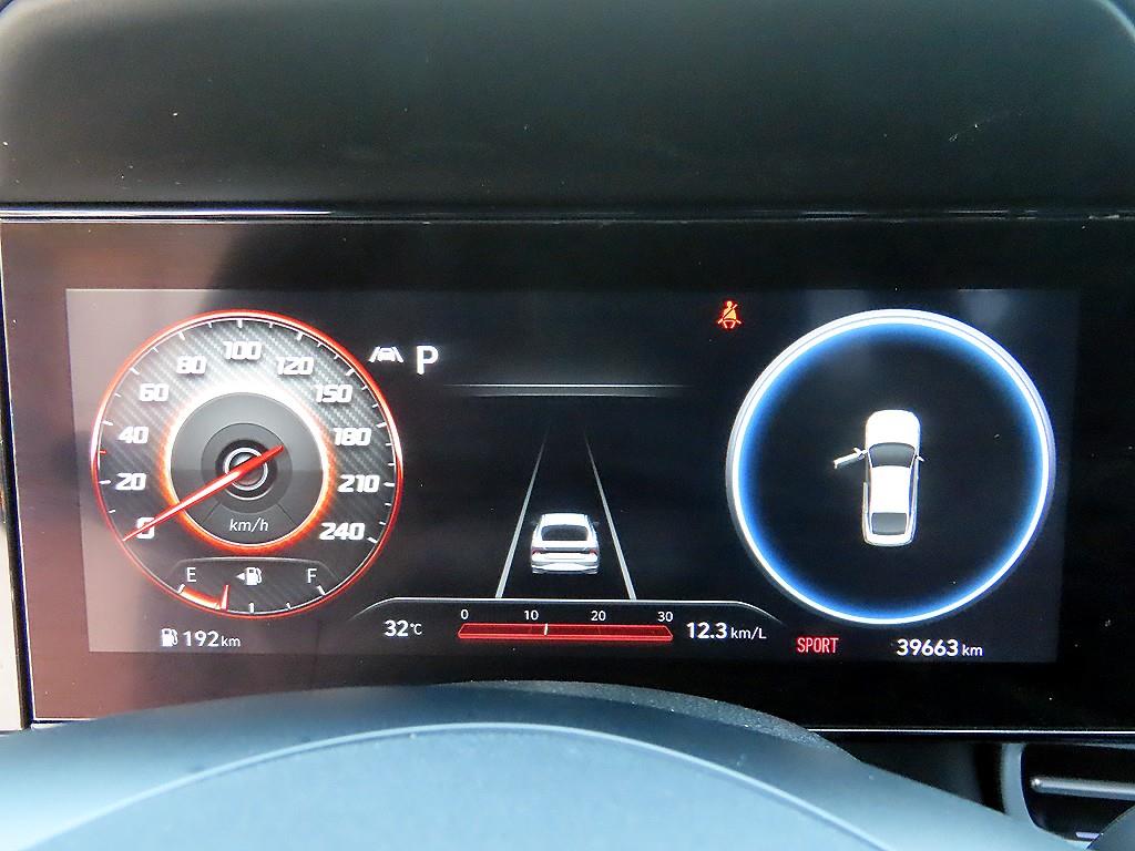 HYUNDAI Avante - Vista 11