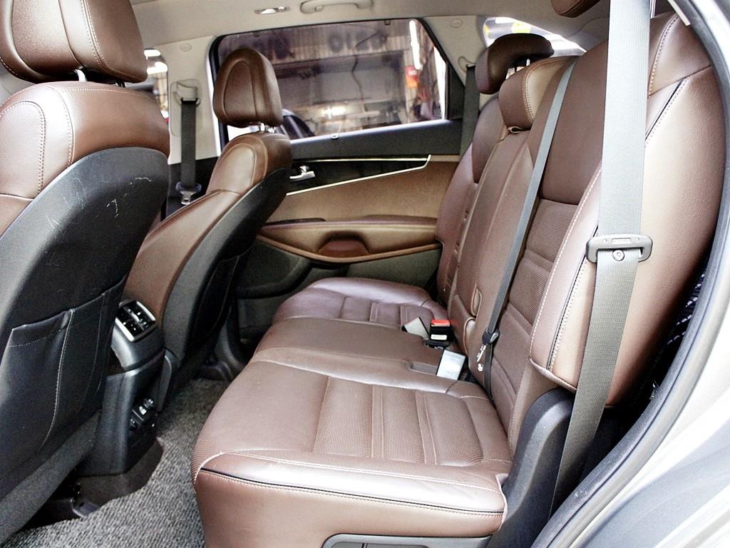 KIA Sorento - Vista 8