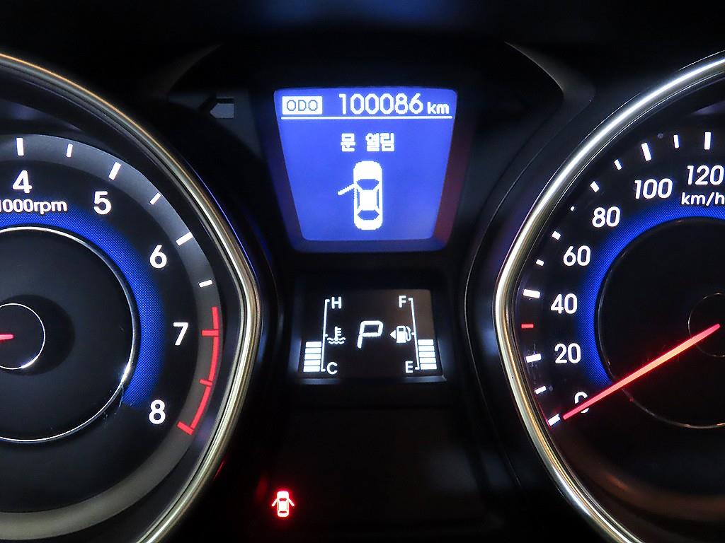 HYUNDAI Avante - Vista 11