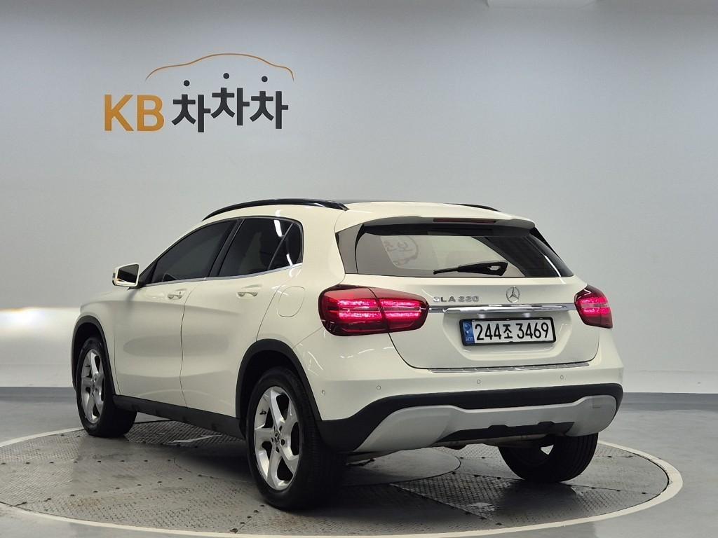 Mercedes Benz GLA Class - Vista 2