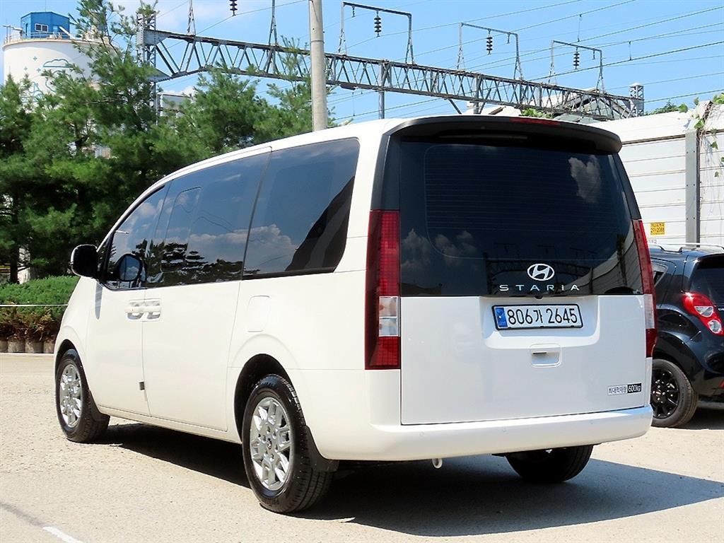 HYUNDAI Staria - Vista 3
