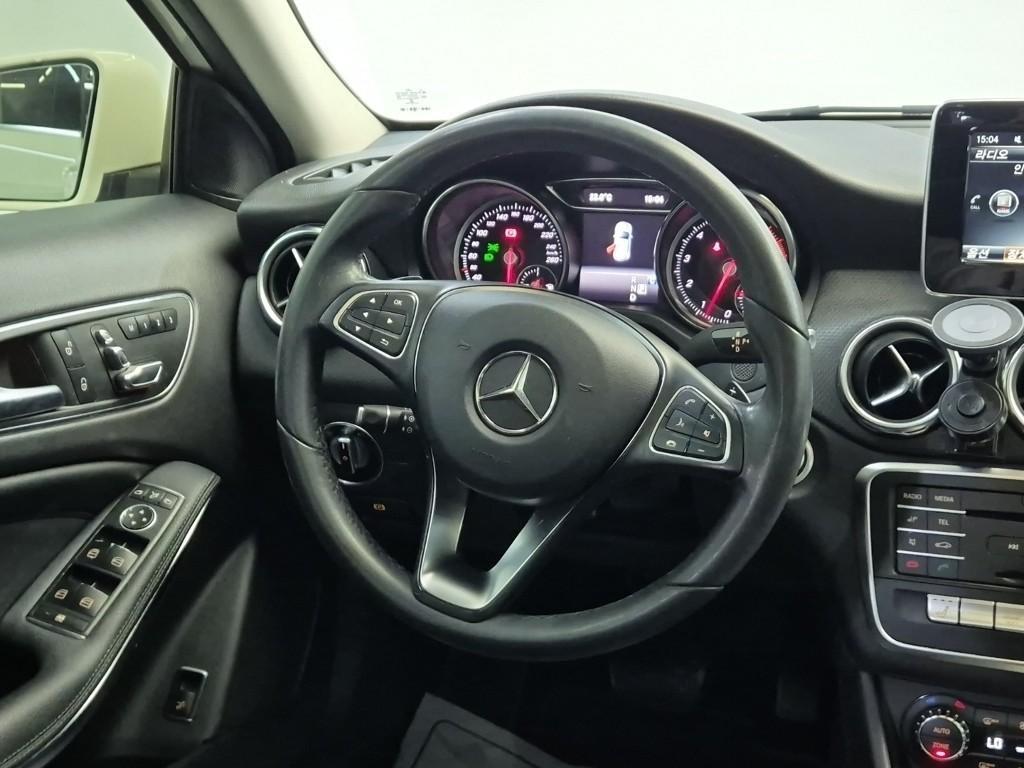 Mercedes Benz GLA Class - Vista 11