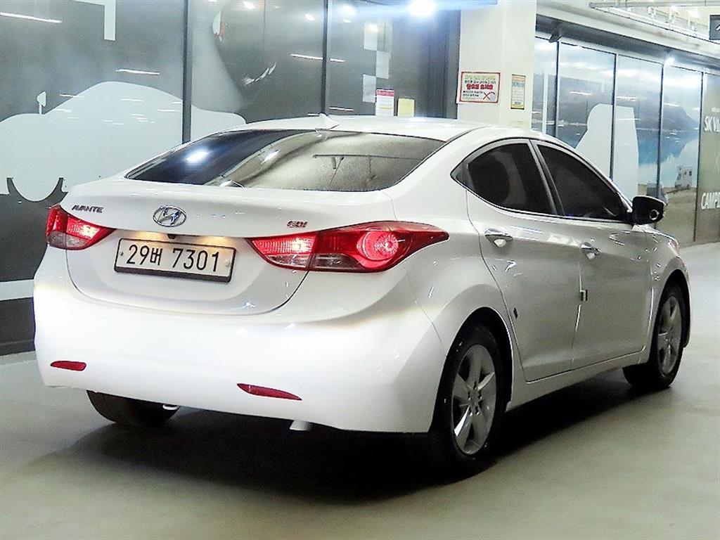 HYUNDAI Avante - Vista 6