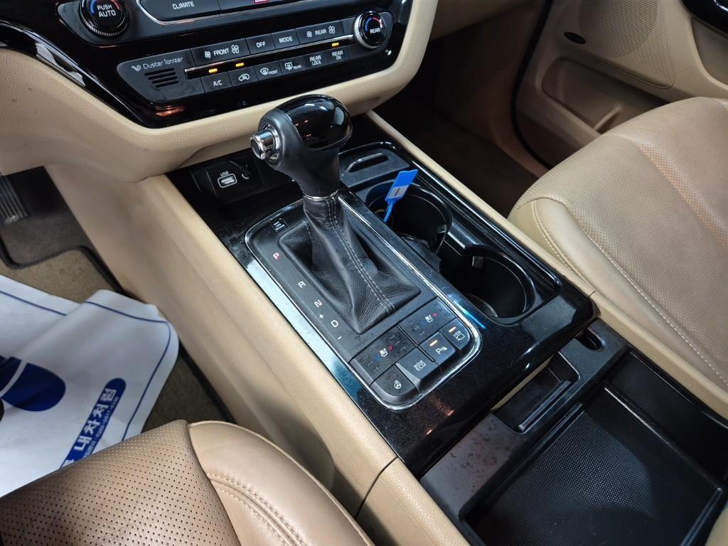 KIA Carnival - Vista 10