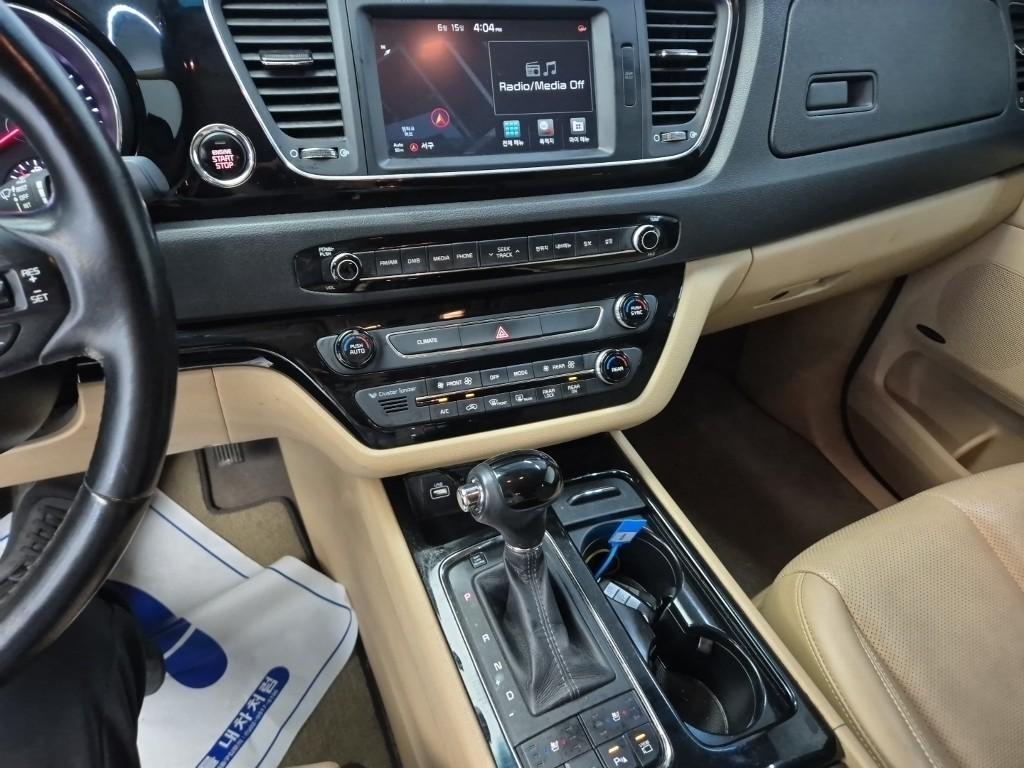 KIA Carnival - Vista 12