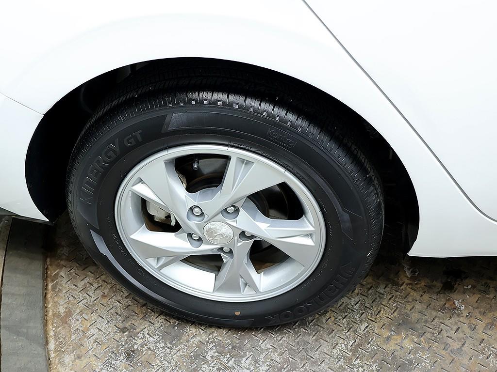 HYUNDAI Avante - Vista 10