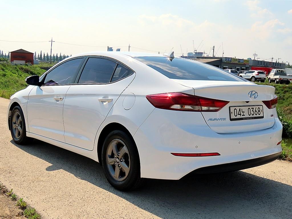HYUNDAI Avante - Vista 3