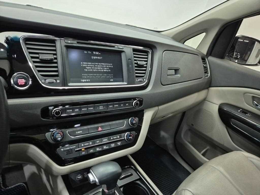 KIA Carnival - Vista 12