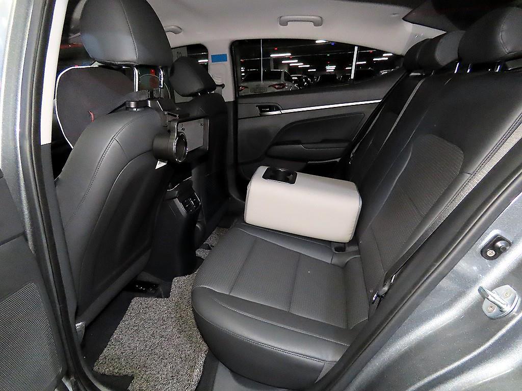 HYUNDAI Avante - Vista 9