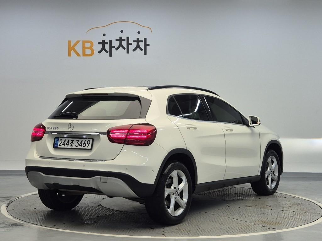 Mercedes Benz GLA Class - Vista 3