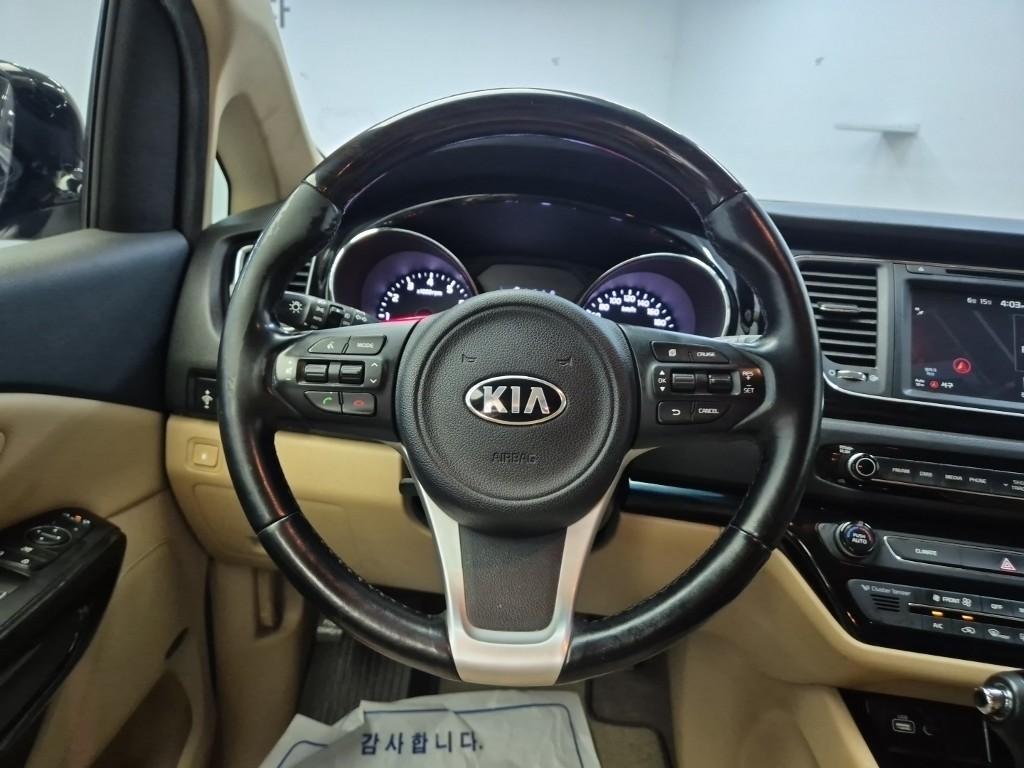 KIA Carnival - Vista 11