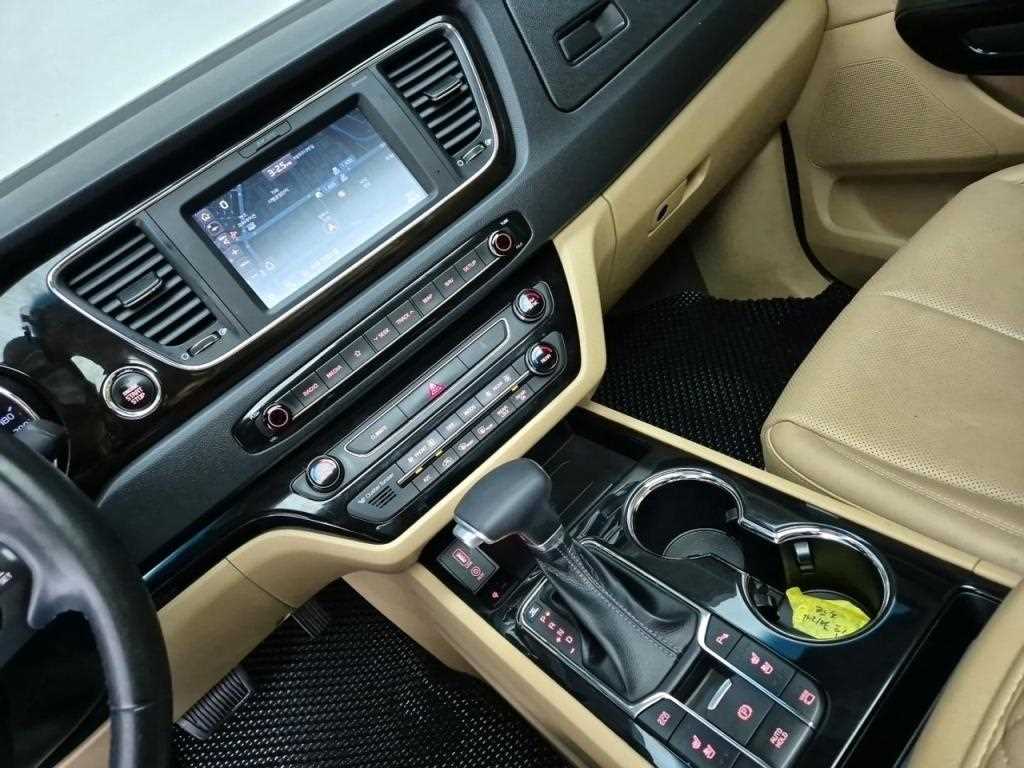 KIA Carnival - Vista 12