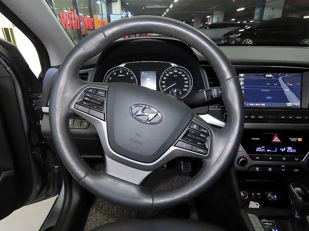 HYUNDAI Avante - Vista 10
