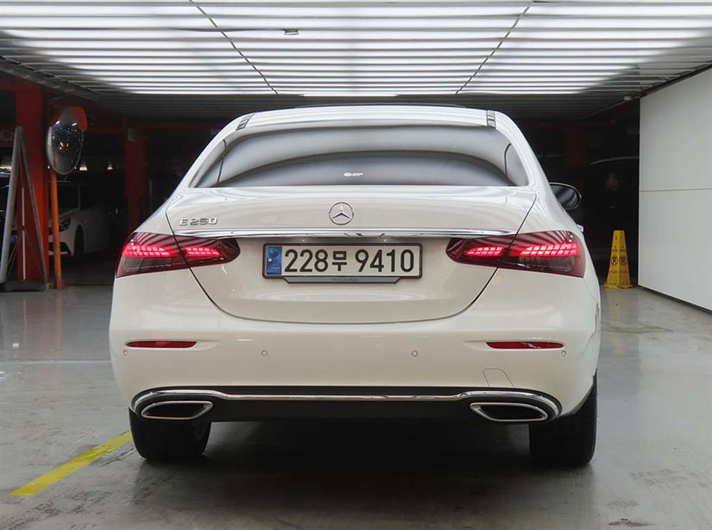 Mercedes Benz E class - Vista 3