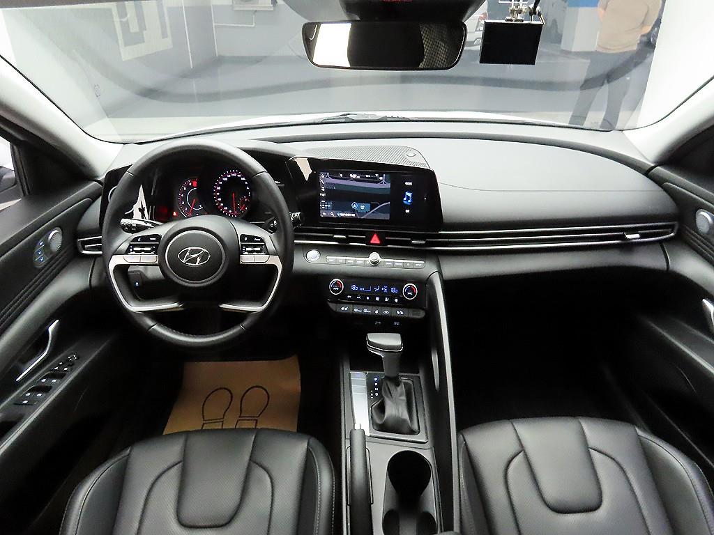 HYUNDAI Avante - Vista 10