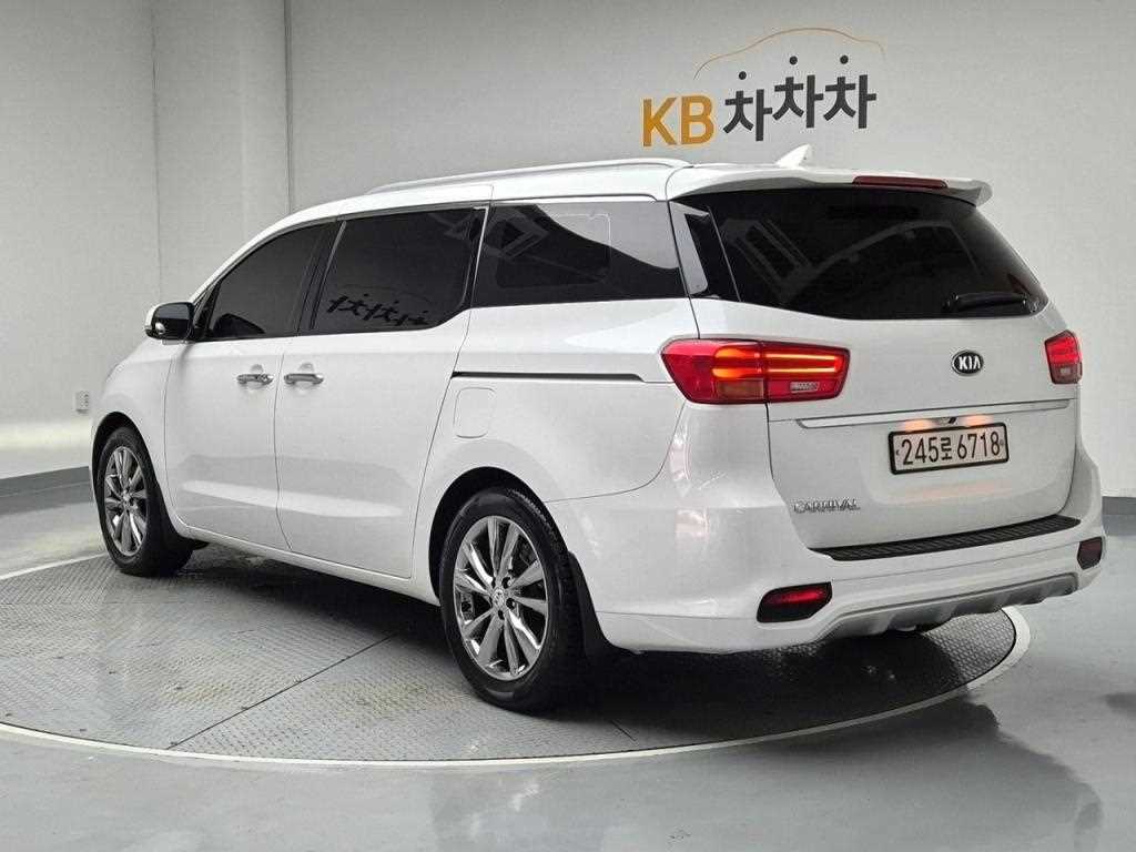 KIA Carnival - Vista 2