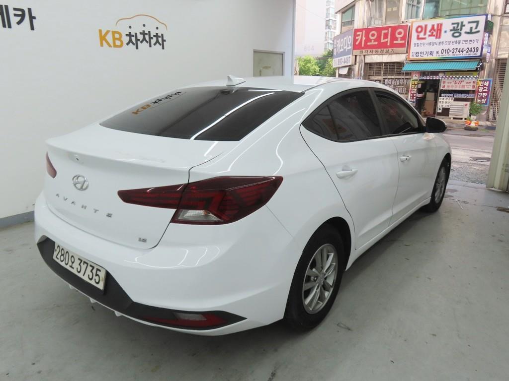 HYUNDAI Avante - Vista 3