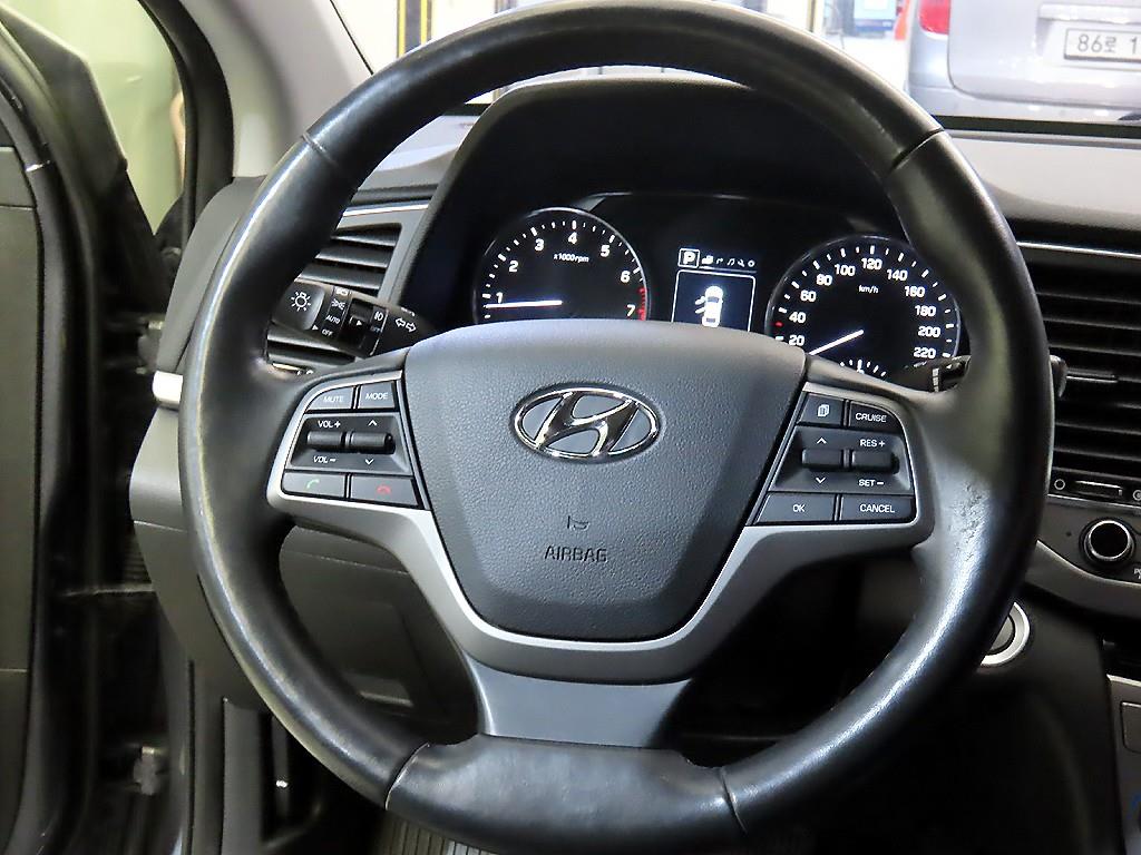 HYUNDAI Avante - Vista 10