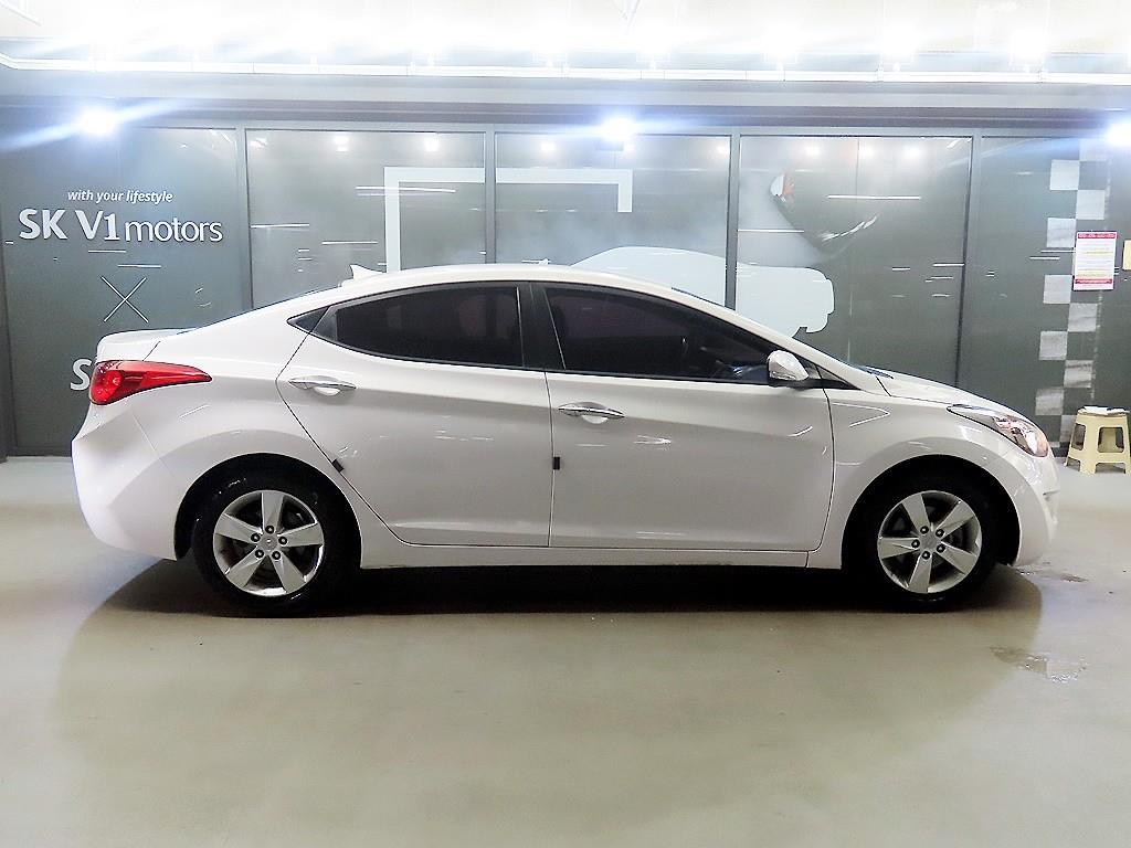 HYUNDAI Avante - Vista 3