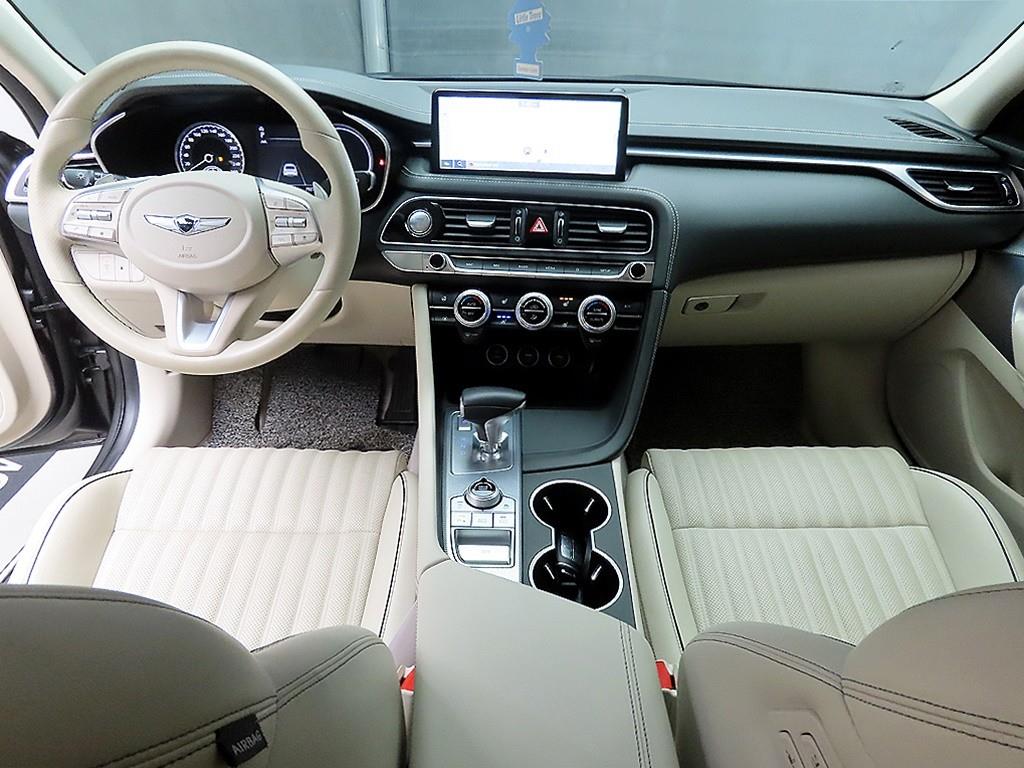 Genesis G70 - Vista 9