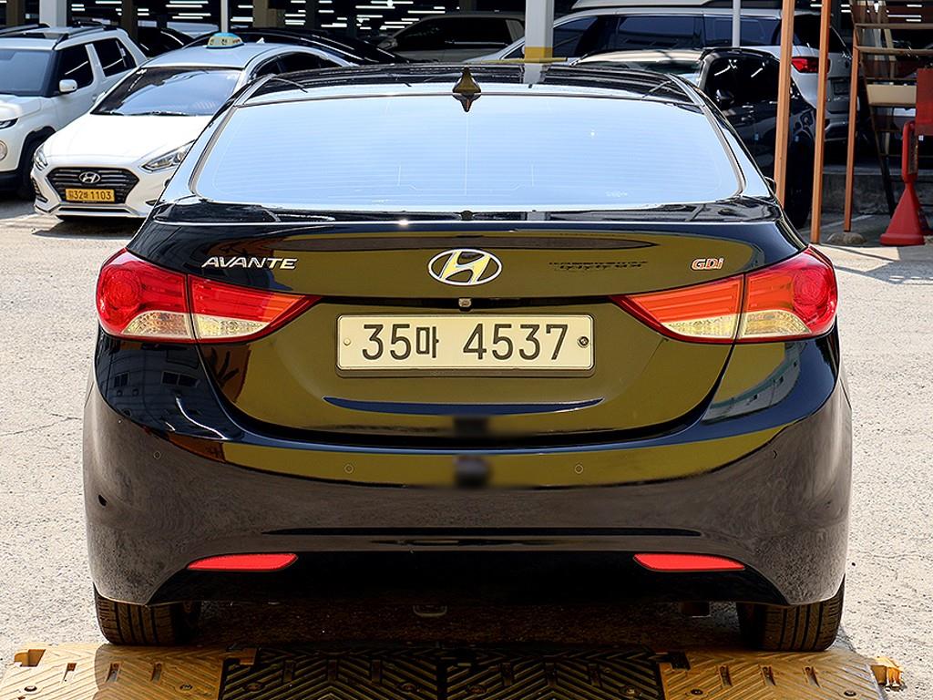 HYUNDAI Avante - Vista 3