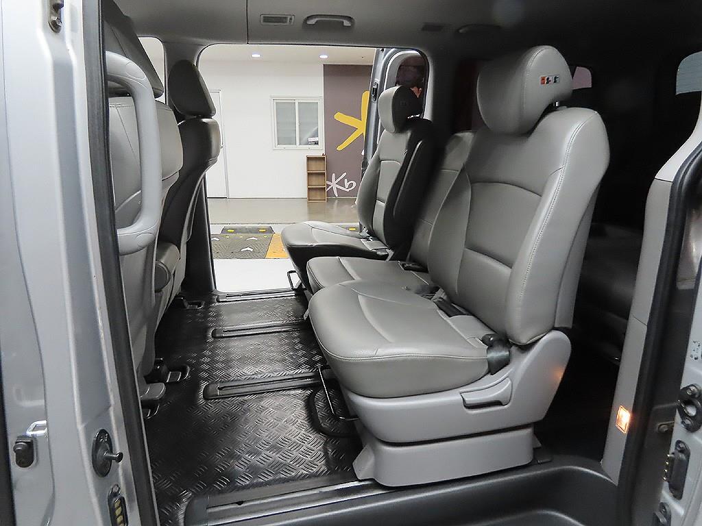 HYUNDAI Starex - Vista 10