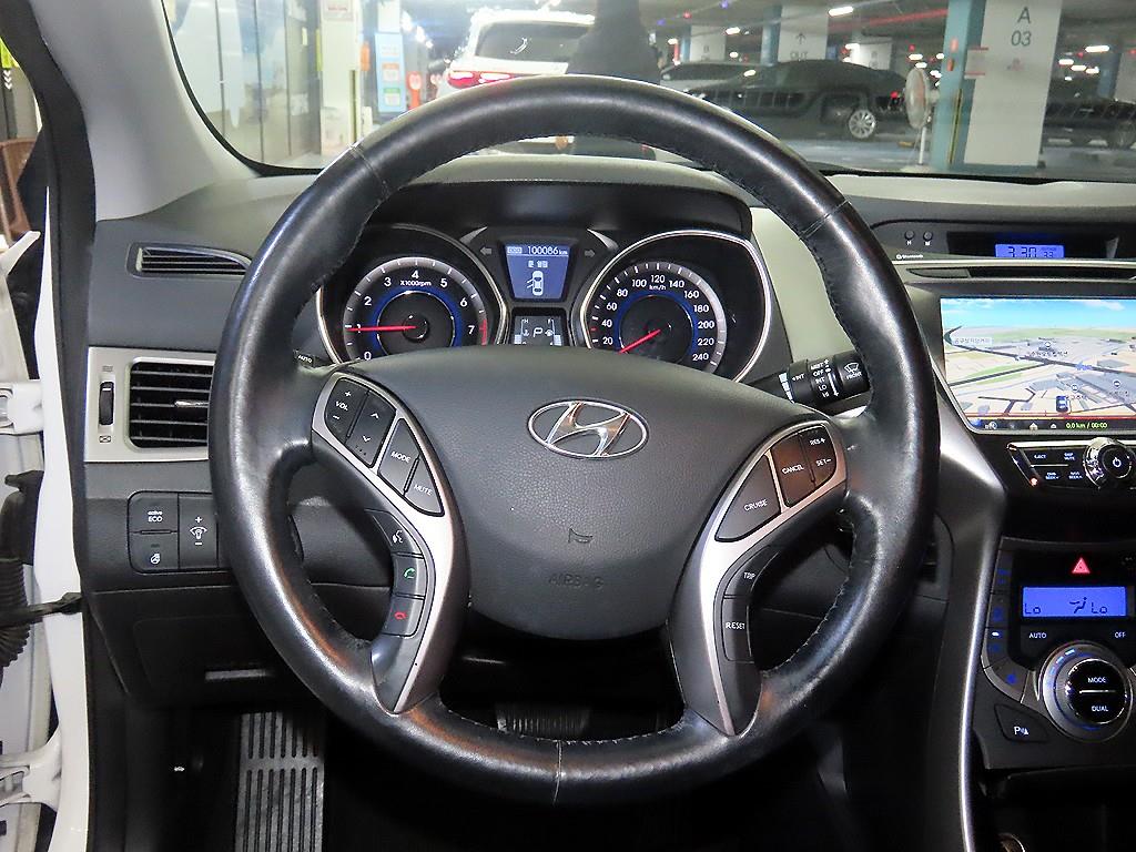 HYUNDAI Avante - Vista 10