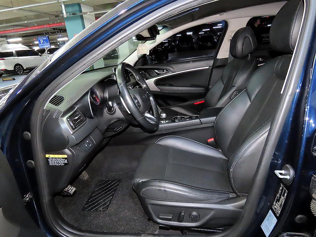 Genesis G70 - Vista 8