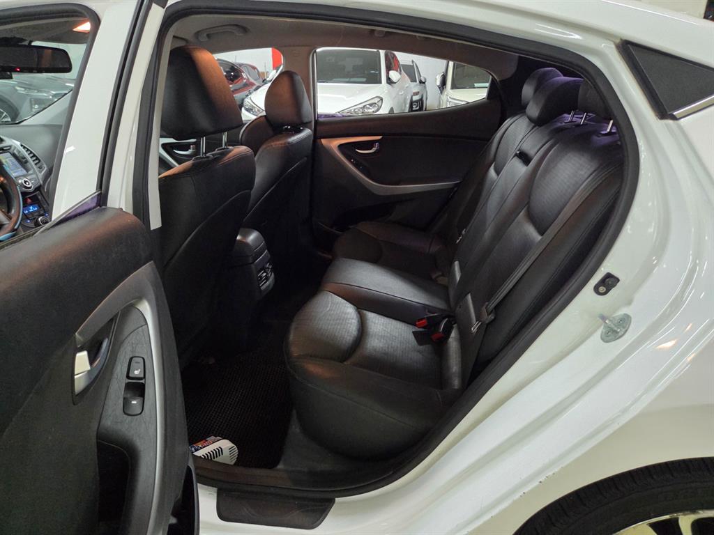 HYUNDAI Avante - Vista 9