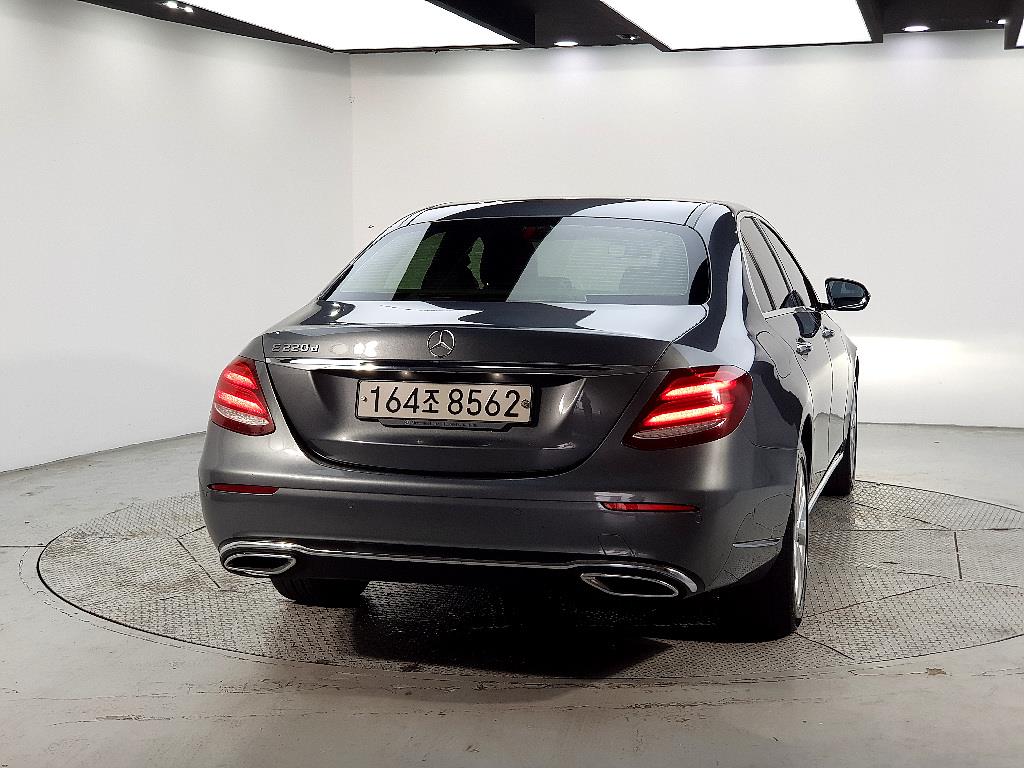 Mercedes Benz E class - Vista 3