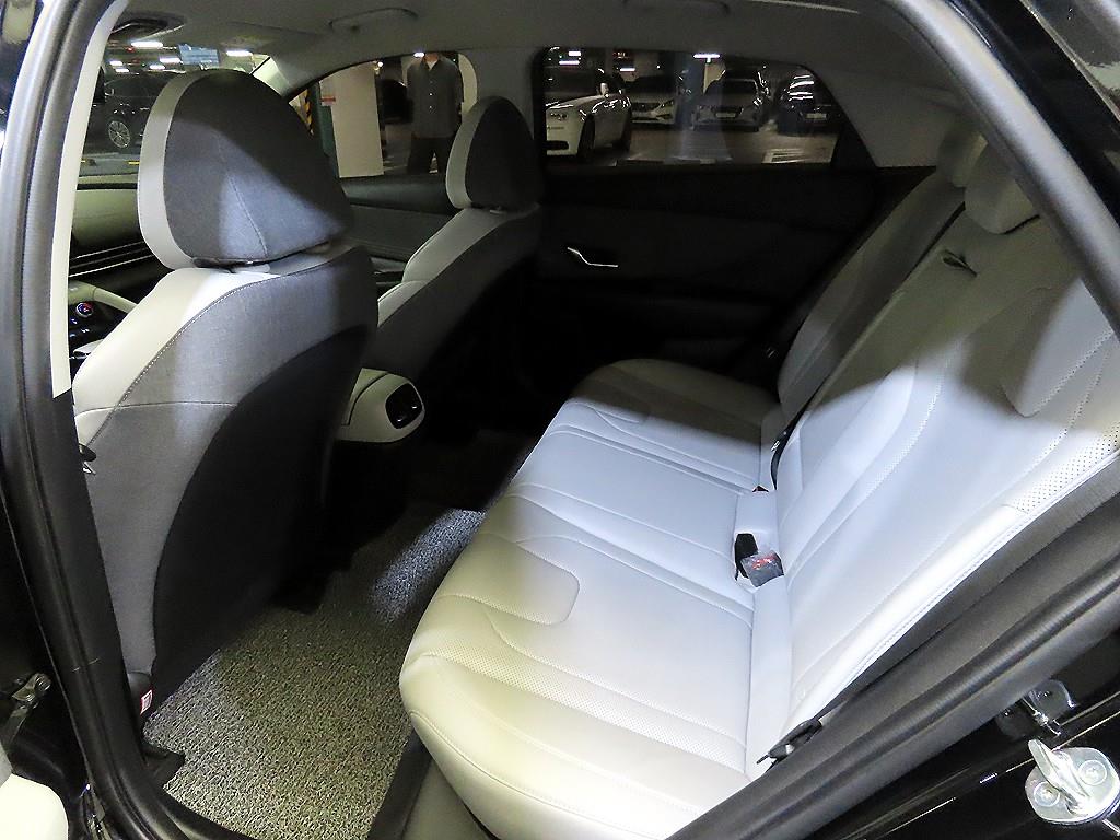 HYUNDAI Avante - Vista 9